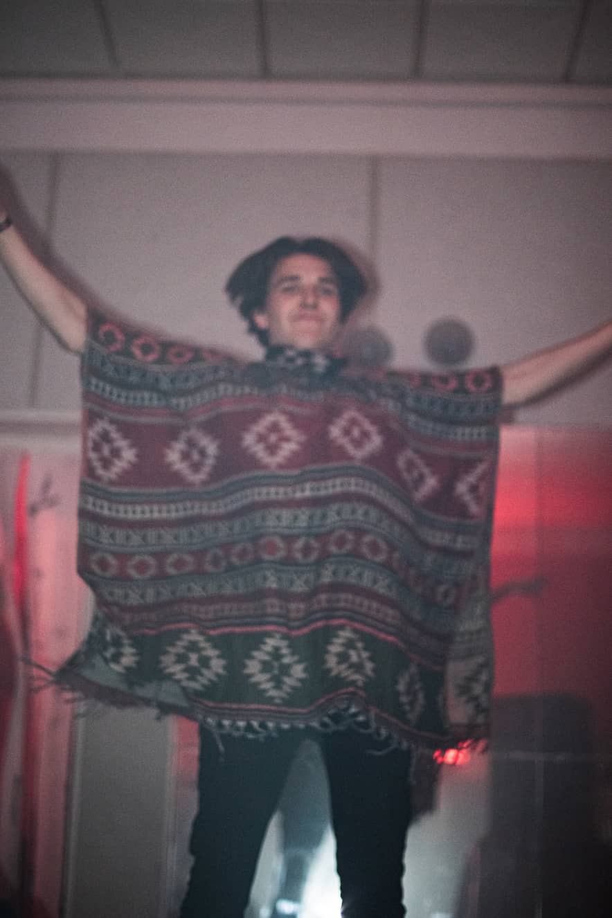 Edas, Edis ir Edys Performer flying in the air