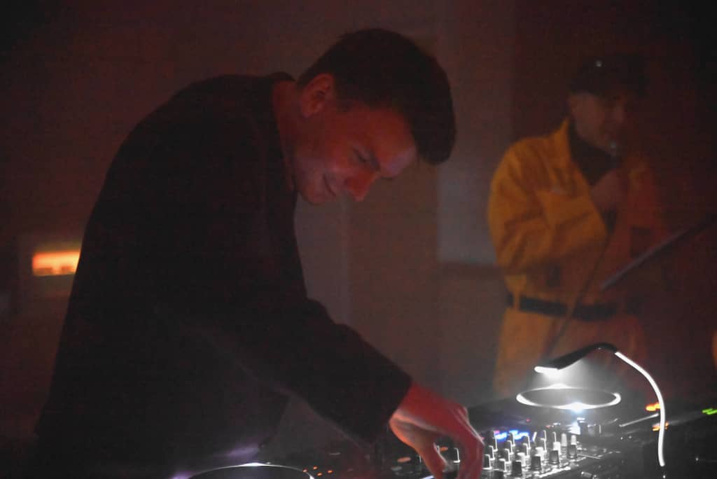 Ernis Ernis dropping some tunes