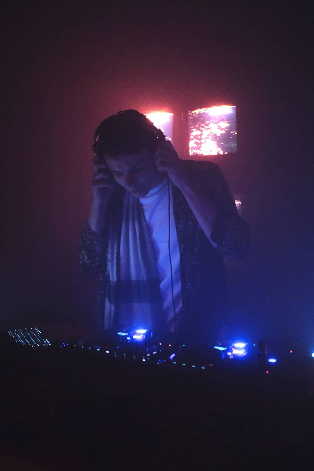 Ernis DJ spinning those turntables