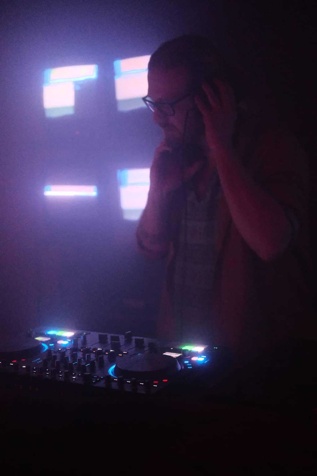 Sutkus DJ picking the next tune